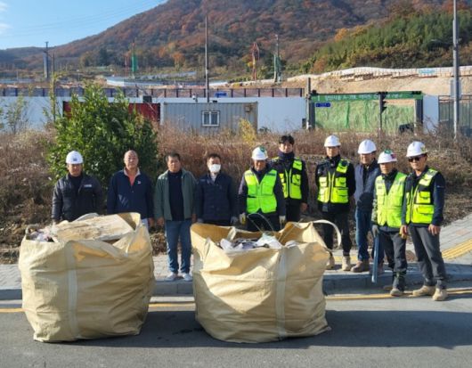 양산환경연합의 양산시 동면 사송 일대에 건립 중인 LH아파트 공사현장 주변의 쓰레기 무단투기 환경정화활동 후 가진 기념사진 모습.[사진=양산환경연합] 2025.11.27