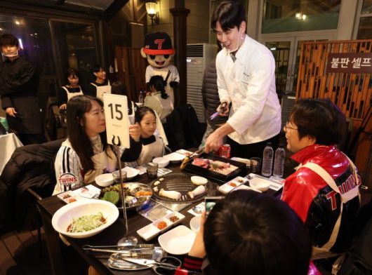 LG팬과 선수가 27일 곤지암 리조트에서 통합우승 공약 이행 행사인 'BBQ 파티'를 즐기고 있다. [사진=LG트윈스]