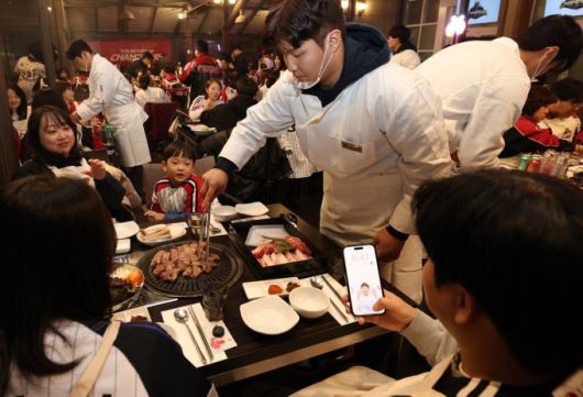 LG팬과 선수가 27일 곤지암 리조트에서 통합우승 공약 이행 행사인 'BBQ 파티'를 즐기고 있다. [사진=LG트윈스]