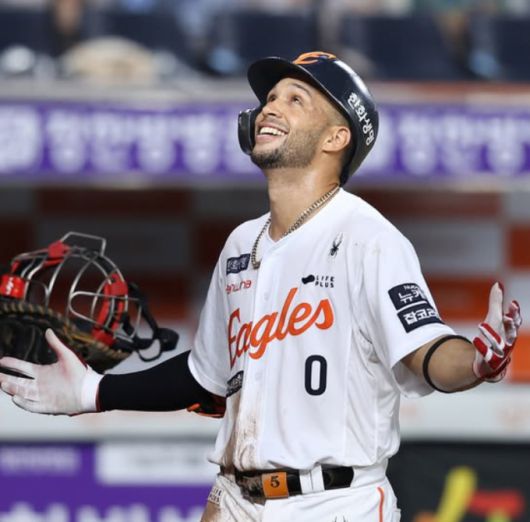 [서울=뉴스핌] 한화의 외국인 타자 루이스 리베라토가 지난 6일 홈런을 기록한 뒤 세리머니 하고 있다. [사진 = 한화] 2025.08.06 wcn05002@newspim.com