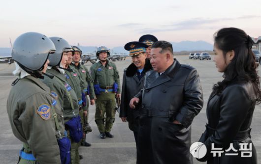 [서울=뉴스핌] 이영종 통일전문기자 = 공군 창설 80주년 행사에 참석한 김정은 북한 국무위원장이 11월 28일 강원도 원산 갈마비행장에서 여군 조종사들과 만나고 있다. 오른쪽은 딸 김주애. [사진=노동신문 홈페이지] 2025.12.01