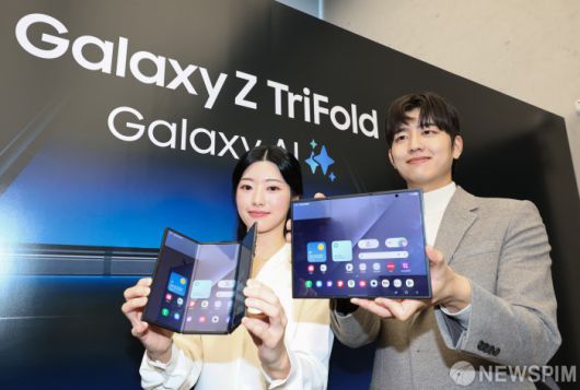 [서울=뉴스핌] 최지환 기자 = 2일 오전 서울 서초구 삼성 강남에서 열린 삼성전자 갤럭시 Z 트라이폴드 출시 미디어데이에서 모델들이 갤럭시 Z 트라이폴드를 선보이고 있다. 2025.12.02 choipix16@newspim.com
