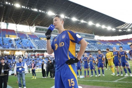 울산 정승현이 30일 제주SK전을 마치고 선수 대표로 홈팬에게 인사말을 하고 있다. [사진=한국프로축구연맹]
