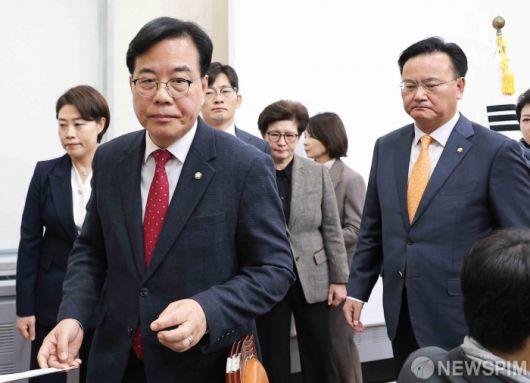 [서울=뉴스핌] 윤창빈 기자 = 송언석 국민의힘 원내대표가 3일 서울 여의도 국회에서 열린 현안관련 기자회견을 마치고 나서고 있다. 2025.12.03 pangbin@newspim.com