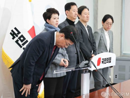 [서울=뉴스핌] 윤창빈 기자 = 송언석 국민의힘 원내대표가 3일 서울 여의도 국회에서 열린 현안관련 기자회견에을 마치고 인사를 하고 있다. 2025.12.03 pangbin@newspim.com