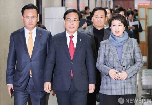 석서울=뉴스핌] 윤창빈 기자 = 송언석 국민의힘 원내대표가 3일 서울 여의도 국회에서 열린 현안관련 기자회견에 참석하고 있다. 왼쪽부터 유상범 원내수석부대표, 송 원내대표, 최은석 원내수석대변인, 김은혜 원내수석부대표. 2025.12.03 pangbin@newspim.com