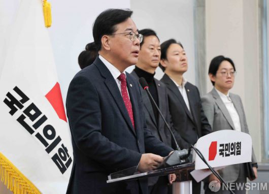 [서울=뉴스핌] 윤창빈 기자 = 송언석 국민의힘 원내대표가 3일 서울 여의도 국회에서 열린 현안관련 기자회견에서 모두발언을 하고 있다. 2025.12.03 pangbin@newspim.com