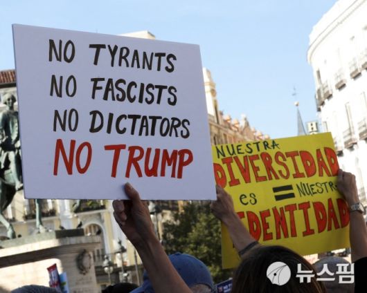 2025년 10월 스페인 마드리드에서 열린 '노 킹스(No Kings)' 집회에서 참가자들이 도널드 트럼프 미국 대통령에 반대하는 플래카드를 들고 있다. [사진=로이터 뉴스핌]