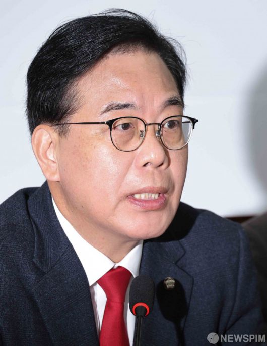 [서울=뉴스핌] 윤창빈 기자 = 송언석 국민의힘 원내대표가 4일 서울 여의도 국회에서 열린 최고위원회의에서 모두발언을 하고 있다. 2025.12.04 pangbin@newspim.com