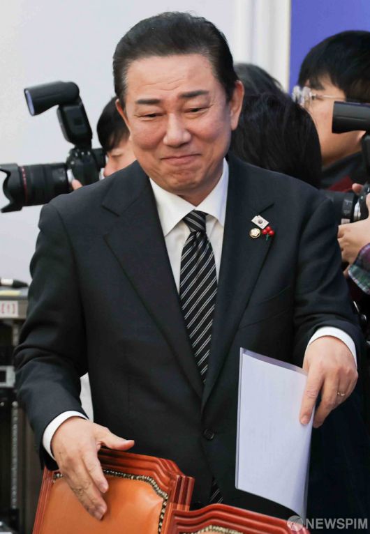 [서울=뉴스핌] 윤창빈 기자 = 김병기 더불어민주당 원내대표가 4일 서울 여의도 국회에서 열린 정책조정회의에 참석하고 있다. 2025.12.04 pangbin@newspim.com