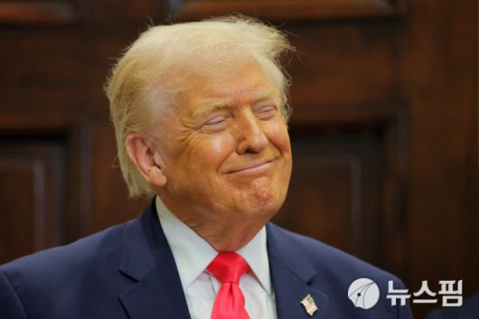 도널드 트럼프 미국 대통령이 2025년 12월 2일 미국 워싱턴 D.C. 백악관 루즈벨트룸에서 '트럼프 어카운트(Trump accounts)' 관련 발표를 하는 도중 미소를 짓고 있다. [사진=로이터 뉴스핌]