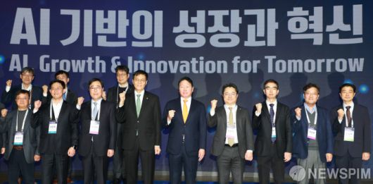 [서울=뉴스핌] 김학선 기자 = 이창용 한국은행 총재와 최태원 대한상공회의소 회장, 이홍락 LG AI연구원장 등 참석자들이 5일 서울 중구 대한상의 국제회의장에서 열린 제4회 BOK-KCCI 세미나에서 기념촬영을 하고 있다. 2025.12.05 yooksa@newspim.com