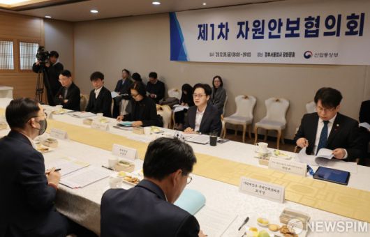 [서울=뉴스핌] 이길동 기자 = 김정관 산업통상부 장관이 5일 서울 종로구 정부서울청사에서 열린 제1차 자원안보협의회 회의를 주재하며 모두 발언을 하고  있다. 2025.12.05 gdlee@newspim.com