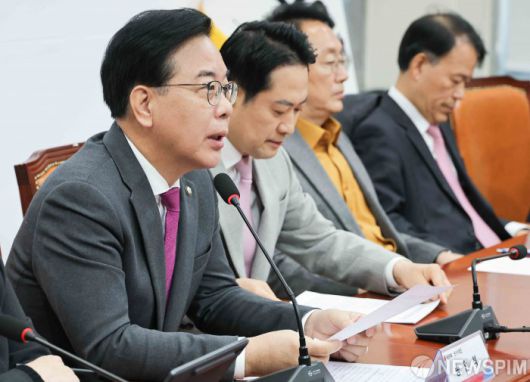 [서울=뉴스핌] 윤창빈 기자 = 송언석 국민의힘 원내대표가 5일 서울 여의도 국회에서 열린 '혼용무도' 이재명정권 6개월 국정평가 회의에서 모두발언을 하고 있다. 2025.12.05 pangbin@newspim.com