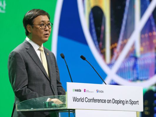 [서울=뉴스핌] 최휘영 문화체육관광부 장관이 2일 부산 해운대구 벡스코에서 열린 세계도핑방지기구(WADA) 총회 개회식에 참석해 축사를 하고 있다. [사진 = 문화체육관광부] 2025.12.02 wcn05002@newspim.com