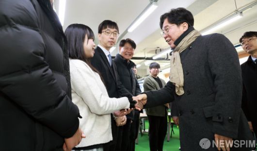 [서울=뉴스핌] 김영훈 고용노동부 장관이 5일 경기 안양시 소재 대림대학교에서 외국인 유학생 직업능력 개발 훈련 현장을 참관 후 학생들과 인사를 나누고 있다. [사진=고용노동부] 2025.12.05 photo@newspim.com
