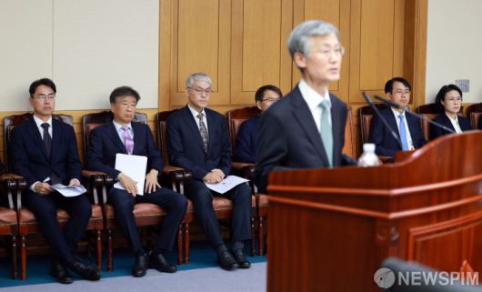 [서울=뉴스핌] 최지환 기자 = 천대엽 법원행정처장(왼쪽 세번째)와 대법관들이 5일 오후 서울 서초구 대법원에서 열린 전국법원장회의에서 조희대 대법원장의 인사말을 듣고 있다. 2025.12.05 choipix16@newspim.com