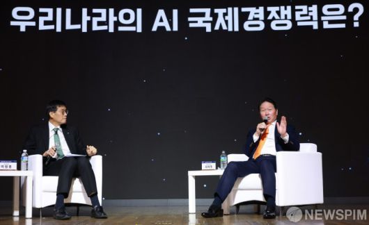 [서울=뉴스핌] 김학선 기자 = 최태원 대한상공회의소 회장과 이창용 한국은행 총재가 5일 서울 중구 대한상의 국제회의장에서 열린 제4회 BOK-KCCI 세미나에서 AI 관련 특별대담을 하고 있다. 2025.12.05 yooksa@newspim.com