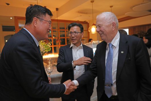 [서울=뉴스핌] 김대현 문화체육관광부 제2차관이 4일 세계도핑방지기구(WADA) 총회가 열리고 있는 부산의 한 식당에서 국제올림픽위원회(IOC) 위원 만찬 행사를 열고 참석자와 인사를 나누고 있다. [사진 = 문화체육관광부] 2025.12.04 wcn05002@newspim.com