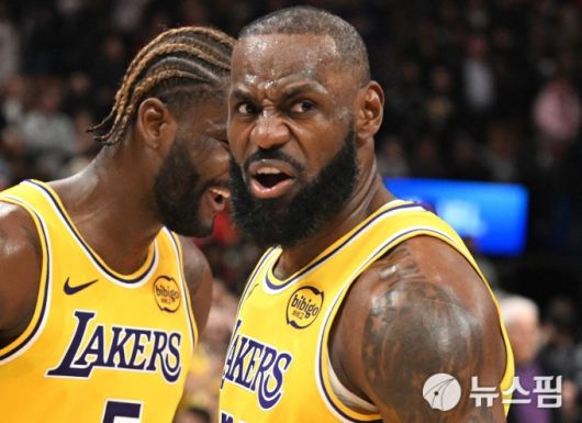 [토론토 로이터=뉴스핌] 박상욱 기자= 르브론 제임스가 5일(한국시간) 토론토 랩터스와의 2025-2026 NBA 정규리그 원정 경기에서 자신만만한 표정을 짓고 있다. 2025.12.5 psoq1337@newspim.com