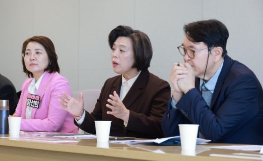 신계용 과천시장(사진 가운데)이 발언하고 있다. [사진=과천시]