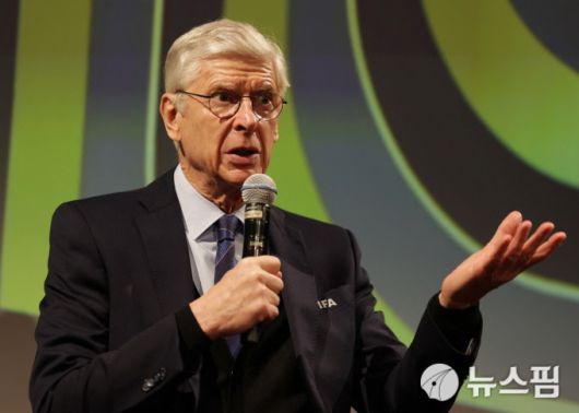 [워싱턴 로이터=뉴스핌] 박상욱 기자= FIFA 글로벌 축구 발전 책임자 아르센 벵거가 4일(현지시간) 미국 워싱턴DC 존 F. 케네디 공연예술센터에서 열린 국제축구연맹(FIFA) 월드컵 패널 토론에서 발언하고 있다. 2025.12.5 psoq1337@newspim.com