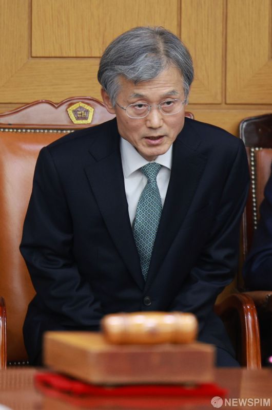 [서울=뉴스핌] 최지환 기자 = 조희대 대법원장이 5일 오후 서울 서초구 대법원에서 열린 전국법원장회의에서 인사말을 마치고 자리에 착석하고 있다. 2025.12.05 choipix16@newspim.com