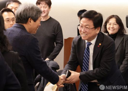 [서울=뉴스핌] 이길동 기자 = 최교진 교육부 장관이 5일 서울 종로구 정부서울청사에서 열린 제2차 민주시민교육 자문단 회의에서 참석자들과 인사를 하고  있다. 2025.12.05 gdlee@newspim.com