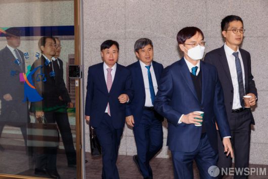 [서울=뉴스핌] 최지환 기자 = 5일 오후 서울 서초구 대법원에서 열린 전국법원장회의에 법원장들이 입장하고 있다. 2025.12.05 choipix16@newspim.com