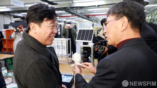 [서울=뉴스핌] 김영훈 고용노동부 장관이 5일 경기 안양시 소재 대림대학교에서 외국인 유학생 직업능력 개발 훈련 현장을 둘러보고 있다. [사진=고용노동부] 2025.12.05 photo@newspim.com