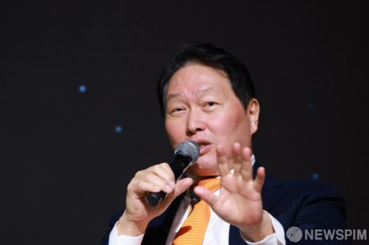 [서울=뉴스핌] 김학선 기자 = 최태원 대한상공회의소 회장이 5일 서울 중구 대한상의 국제회의장에서 열린 제4회 BOK-KCCI 세미나에서 이창용 한국은행 총재와 AI 관련 특별대담을 하고 있다. 2025.12.05 yooksa@newspim.com