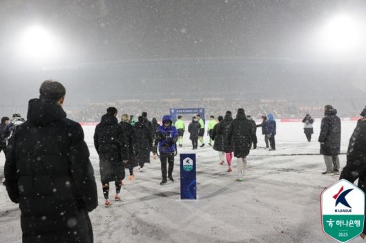 [서울=뉴스핌] 장환수 스포츠전문기자= 부천FC와 수원FC 선수들이 4일 승강 플레이오프 1차전을 위해 폭설로 뒤덮인 부천종합운동장에 입장하고 있다. [사진=한국프로축구연맹] 2025.12.04 zangpabo@newspim.com