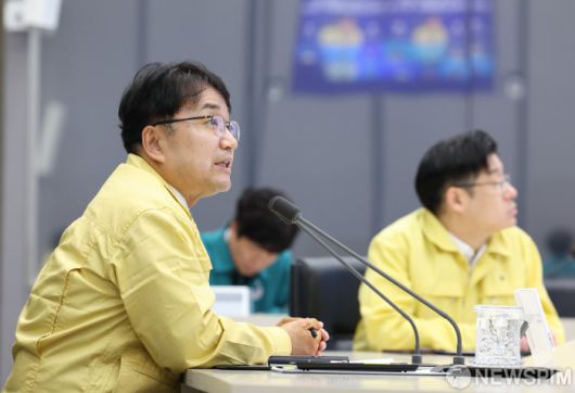 [서울=뉴스핌] 김광용 중앙재난안전대책본부 차장이 5일 서울 종로구 정부세종청사 중앙재난안전상황실에서 ’12.4.~5. 대설 대처 중앙재난안전대책본부 2차 회의’를 주재하고 있다. [사진=행정안전부] 2025.12.05 photo@newspim.com