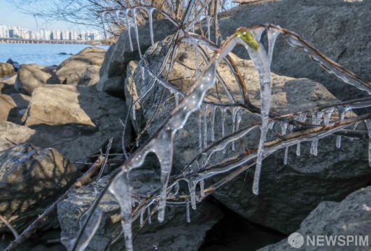 [서울=뉴스핌] 윤창빈 기자 = 연일 강추위가 지속되고 있는 5일 서울 여의도 한강변에 고드름이 얼어있다. 2025.12.05 pangbin@newspim.com