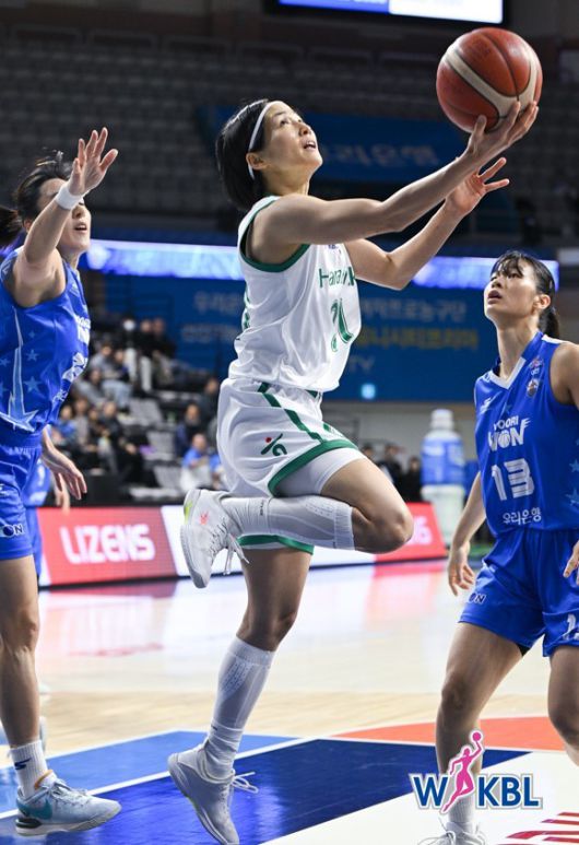 부천 하나은행 이이지마 사키가 5일 아산 우리은행과의 원정 경기에서 골 밑 슛을 시도하고 있다. [사진=WKBL]