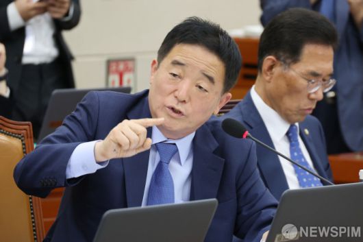 강득구 더불어민주당 의원이 서울 여의도 국회에서 열린 환경노동위원회의 환경부 국정감사에서 질의를 하고 있다. [사진=뉴스핌 DB]