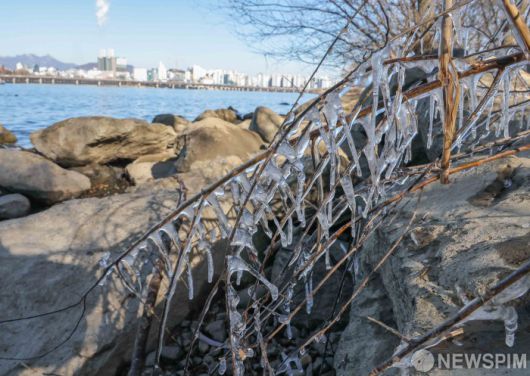 [서울=뉴스핌] 윤창빈 기자 = 연일 강추위가 지속되고 있는 5일 서울 여의도 한강변에 고드름이 얼어있다. 2025.12.05 pangbin@newspim.com