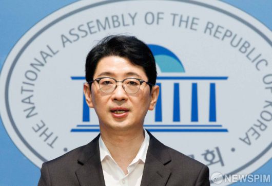 [서울=뉴스핌] 윤창빈 기자 = 국민의힘 당대표 후보인 주진우 의원이 7일 오전 서울 여의도 국회 소통관에서 중앙당 차세대여성위원회와 '이춘석 의원 특검안' 기자회견을 하고 있다. 2025.08.07 pangbin@newspim.com