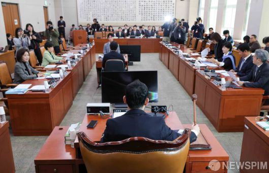 [서울=뉴스핌] 윤창빈 기자 = 김용민 소위원장이 19일 서울 여의도 국회에서 열린 제5차 법안심사제1소위원회에서 의사봉을 두드리고 있다. 2025.11.19 pangbin@newspim.com