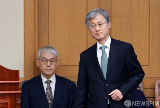 [서울=뉴스핌] 최지환 기자 = 조희대 대법원장이 5일 오후 서울 서초구 대법원에서 열린 전국법원장회의에서 인사말을 위해 이동하고 있다. 2025.12.05 choipix16@newspim.com