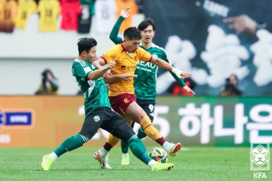 [서울=뉴스핌] 장환수 스포츠전문기자= 광주 헤이스가 전북 선수들 사이에서 돌파를 시도하고 있다. [사진=KFA] 2025.12.06 zangpabo@newspim.com