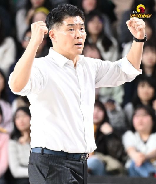 조상현 LG 감독이 7일 수원 kt와의 홈 경기에서 대역전승을 거두고 환호하고 있다. [사진=창원 LG]