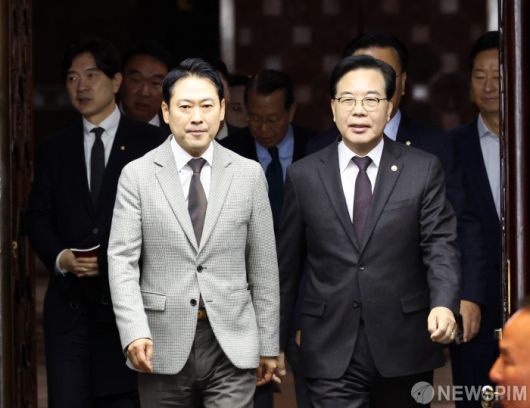 [서울=뉴스핌] 최지환 기자 = 장동혁 국민의힘 대표, 송언석 국민의힘 원내대표가 8일 오전 서울 여의도 국회에서 열린 국민의힘 의원총회 및 이재명 정권 독재악법 국민고발회에 입장하고 있다. 2025.12.08 choipix16@newspim.com