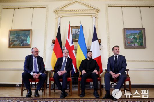 [런던 로이터=뉴스핌] 장일현 특파원 = 프리드리히 메르츠 독일 총리와 키어 스타머 영국 총리, 볼로디미르 젤렌스키 우크라이나 대통령, 에마뉘엘 마크롱 프랑스 대통령(왼쪽부터)이 8일(현지 시간) 영국 런던 다우닝가 10번지 영국 총리실에 모였다. 2025.12.08. ihjang67@newspim.com