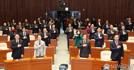 [서울=뉴스핌] 최지환 기자 = 장동혁 국민의힘 대표와 국민의힘 의원들이 8일 오전 서울 여의도 국회에서 열린 의원총회 및 이재명 정권 독재악법 국민고발회에서 국민의례를 하고 있다. 2025.12.08 choipix16@newspim.com