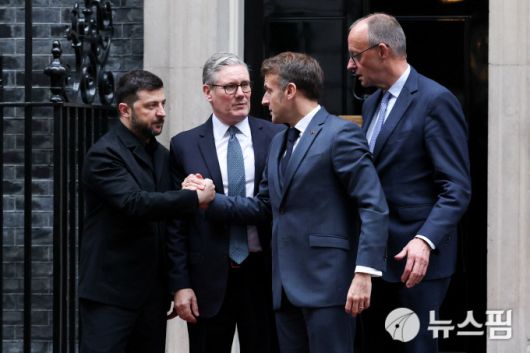 [런던=뉴스핌] 장일현 특파원 =볼로디미르 젤렌스키 우크라이나 대통령과 키어 스타머 영국 총리, 에마뉘엘 마크롱 프랑스 대통령, 프리드리히 메르츠 독일 총리(왼쪽부터)가 8일 영국 런던 다우닝가 10번지 영국 총리실 앞에서 인사를 나누고 있다. 이날 영·프·독 등 유럽 주요 3국 정상들은 이날 젤렌스키 대통령과 긴급 회동하고 우크라이나에 대한 지지를 다시 한번 확인했다. 2025.12.08. ihjang67@newspim.com