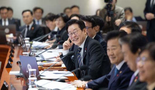 이재명 대통령이 9일 용산 대통령실에서 열린 국무회의를 주재하면서 회의 준비가 잘 됐다고 발언하면서 웃음 짓고 있다. [사진=대통령실]