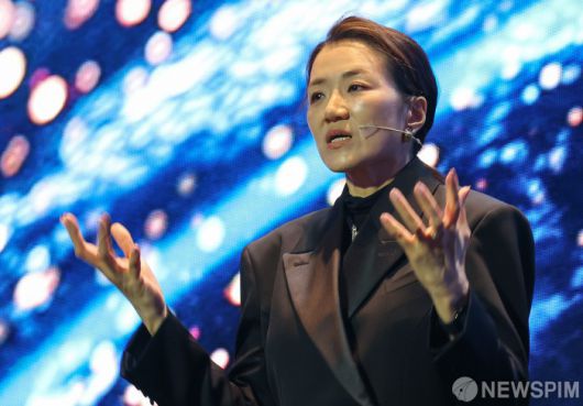 [서울=뉴스핌] 류기찬 기자 = 조현민 한진 사장이 9일 오후 서울 용산구 서울드래곤시티 그랜드볼룸에서 열린 '한진 언박싱데이 2025(Unboxing Day 2025)'에서 주제발표를 하고 있다. 2025.12.09 ryuchan0925@newspim.com