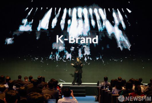 [서울=뉴스핌] 류기찬 기자 = 조현민 한진 사장이 9일 오후 서울 용산구 서울드래곤시티 그랜드볼룸에서 열린 '한진 언박싱데이 2025(Unboxing Day 2025)'에서 주제발표를 하고 있다. 2025.12.09 ryuchan0925@newspim.com