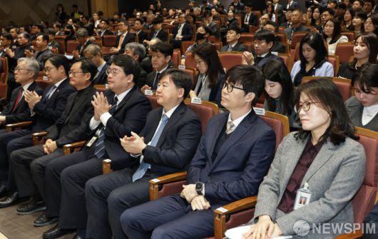 [서울=뉴스핌] 양윤모 기자 = 대법원 법원행정처가 9일 서울 서초구 서울법원종합청사 청심홀에서 '국민을 위한 사법제도 개편 공청회'를 개최했다.  최근 국회에서 사법개혁 논의가 활발하게 진행되고 있는 가운데, 사법부가 공론의 장을 마련해 주권자인 국민의 입장에서 필요하고 바람직한 사법제도 개편 방향에 대해 법조계, 학계, 언론계 및 시민사회단체 등 다양한 분야 전문가들의 의견을 청취하고자 11일까지 진행한다. 2025.12.09 yym58@newspim.com